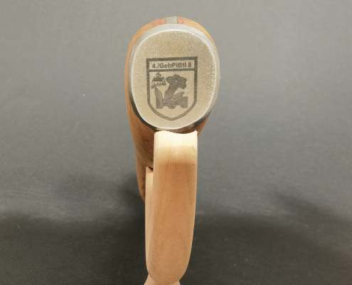 Griff von Outdoor-Messer mit Gravur